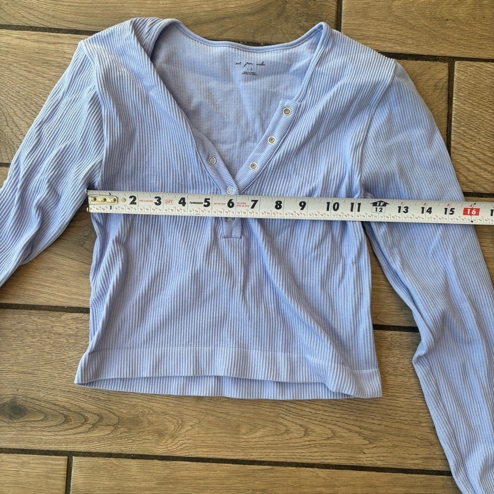 Urban Outfitters Lavender, blue-violet Ribbed Snap-Front Long Sleeve Crop Top - Picture 7 of 8